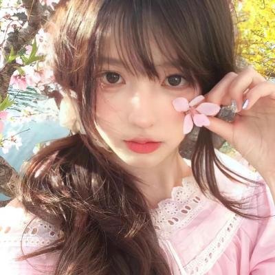 她的微笑像颗糖